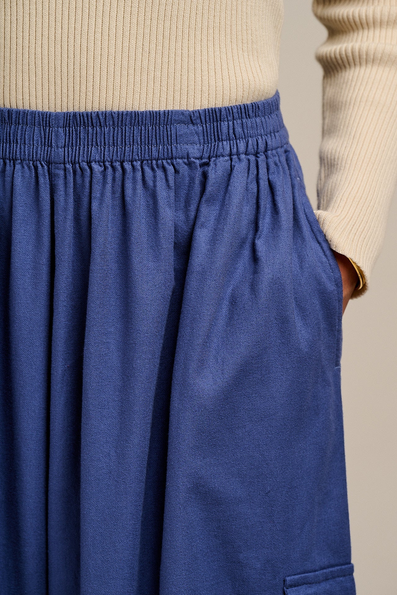Rumi - Brushed Cotton Barrel Trousers in Grey Blue