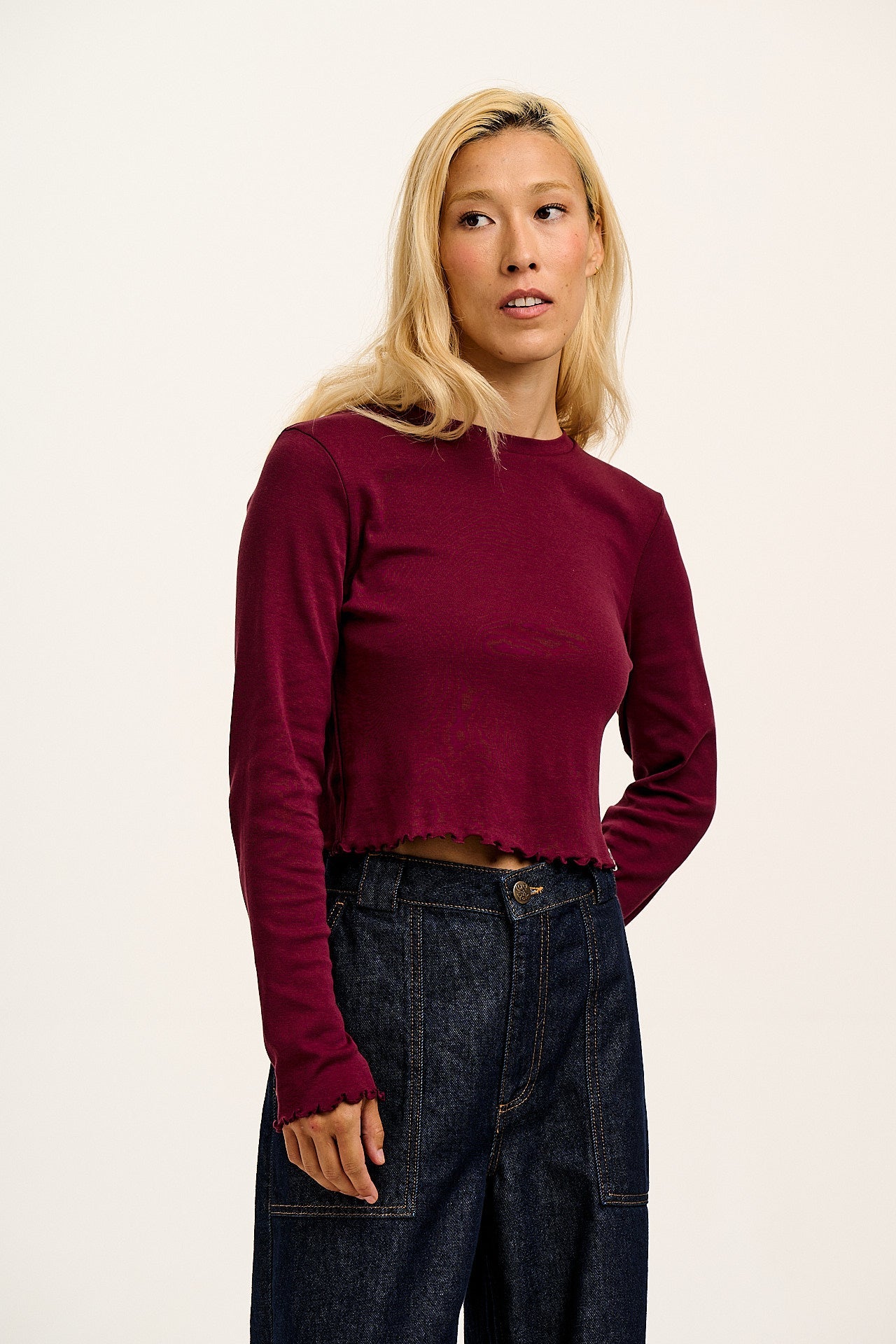 Hansel - Long Sleeve Cotton Crop Top in Wine