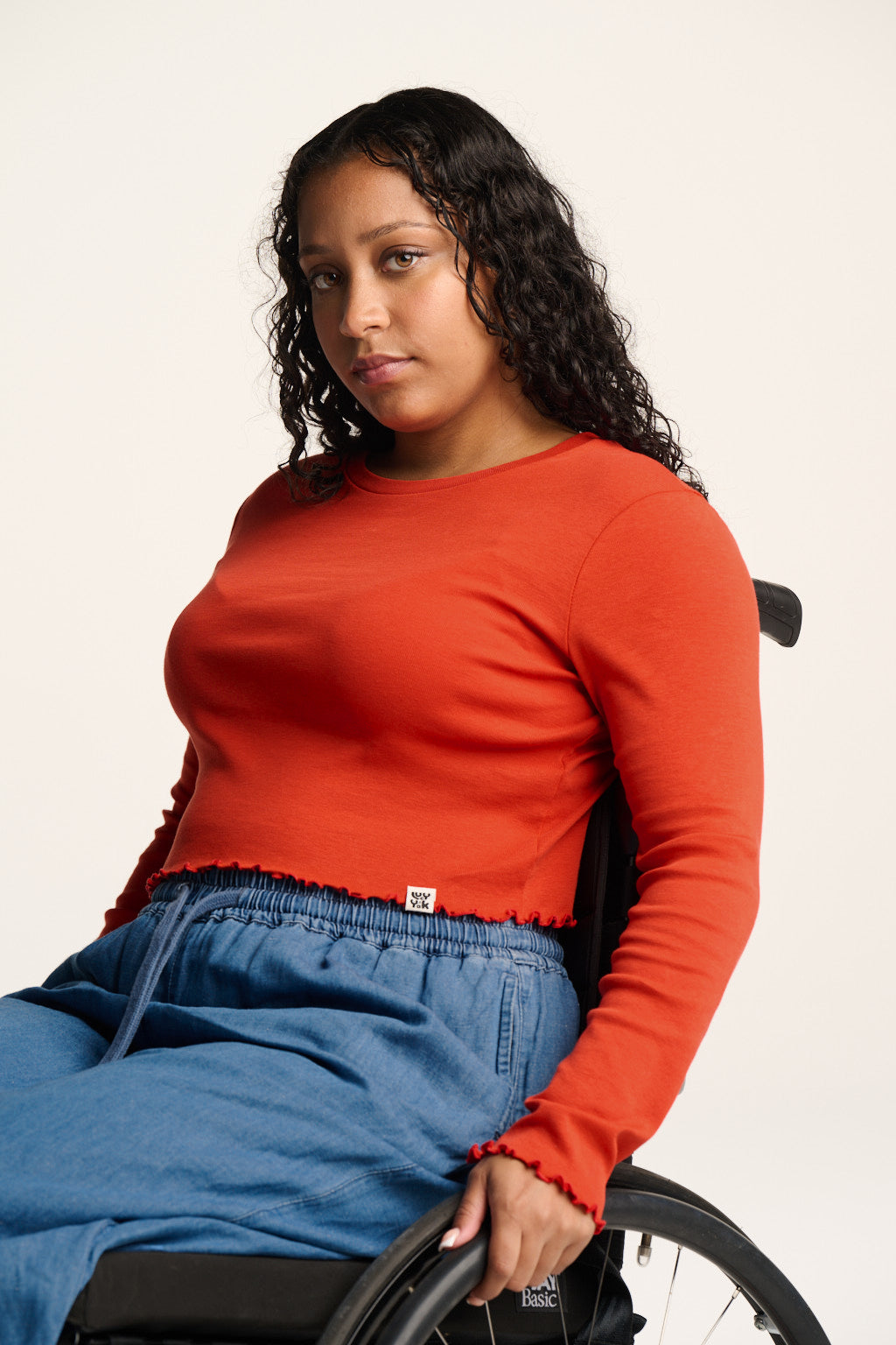 Hansel - Long Sleeve Cotton Crop Top in Red
