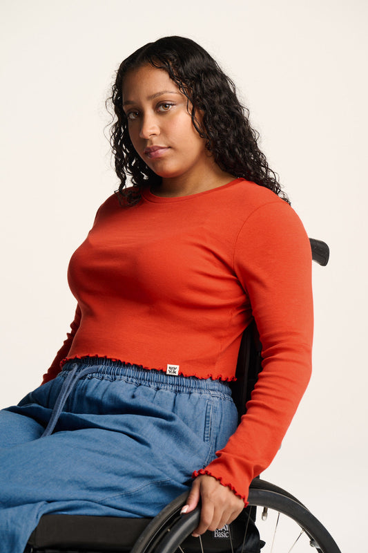 Hansel - Long Sleeve Cotton Crop Top in Red