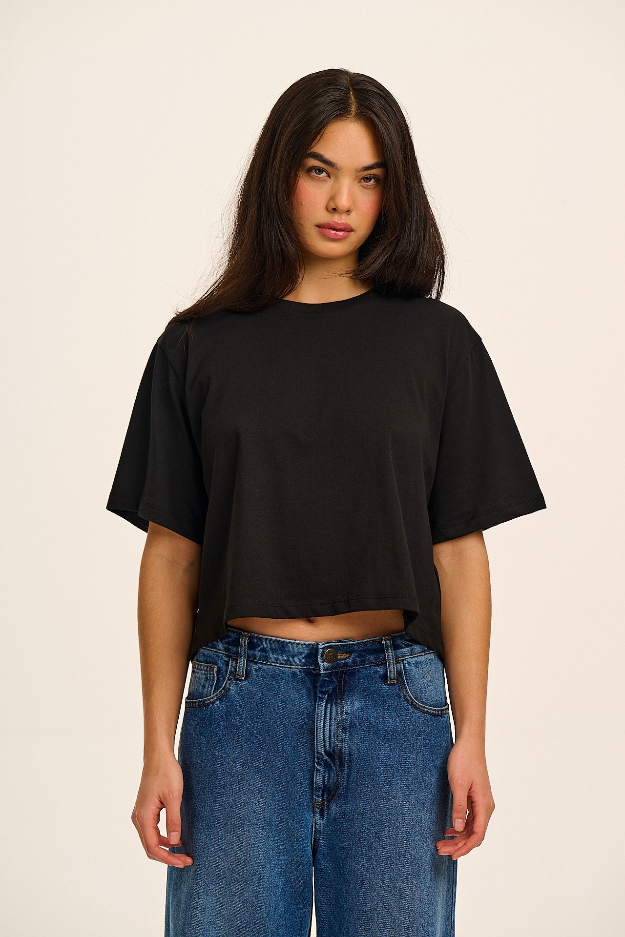 Zayla - Cropped Boxy Tee in Black