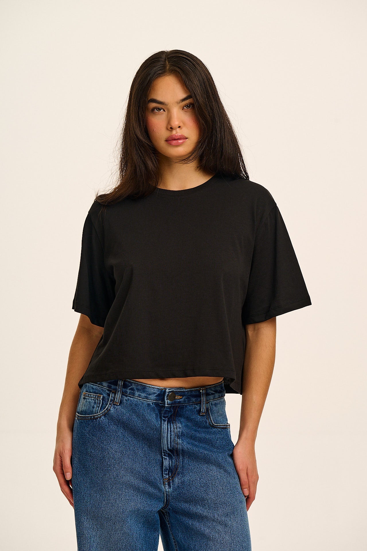 Zayla - Cropped Boxy Tee in Black
