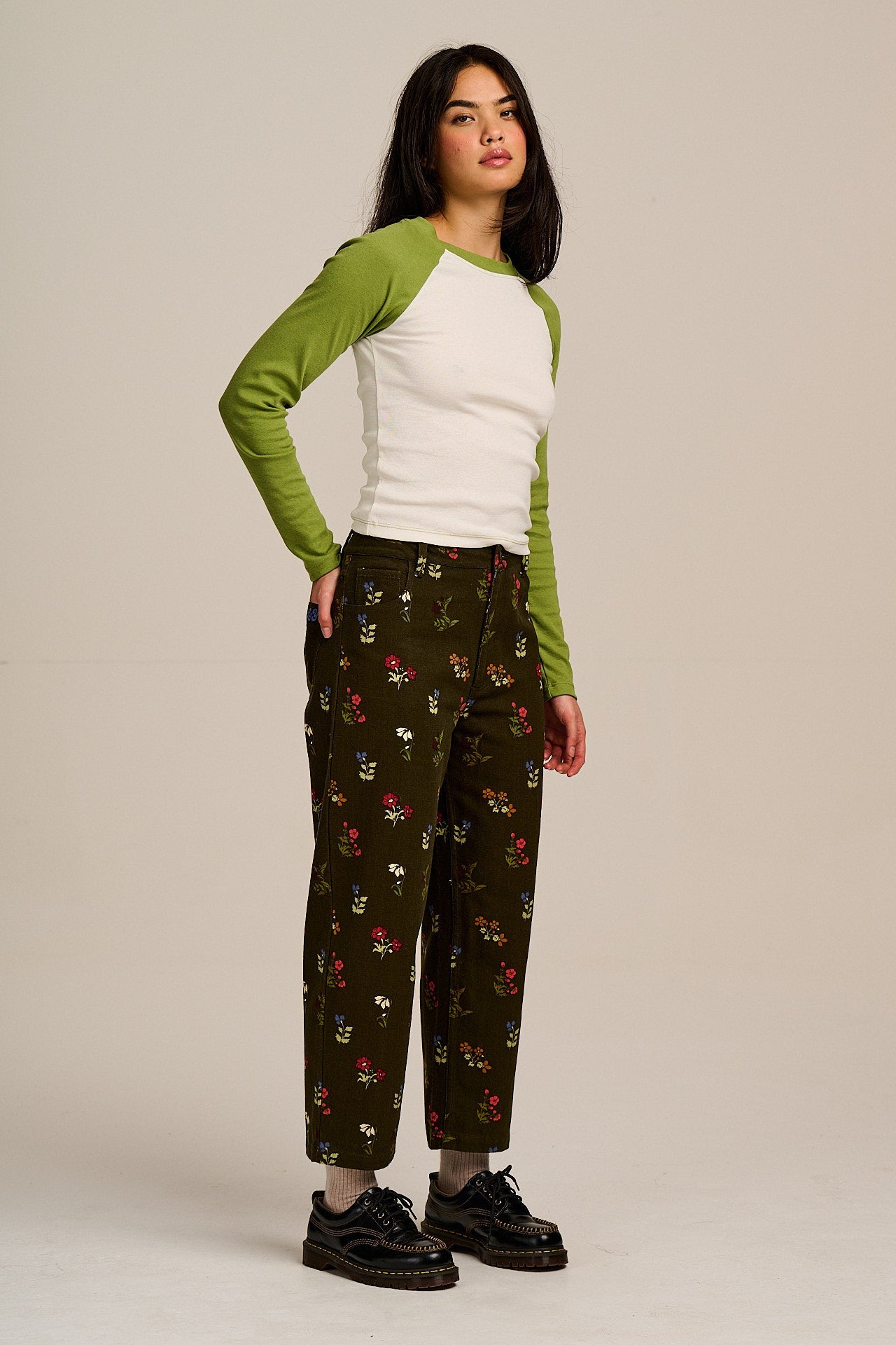 Drew - Cropped Straight Leg Cotton Trousers in Winter Blooms