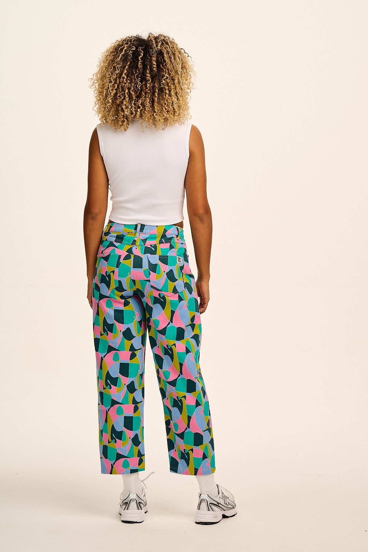 Drew - Cropped Straight Leg Cotton Trousers in Make a Statement Geo Print