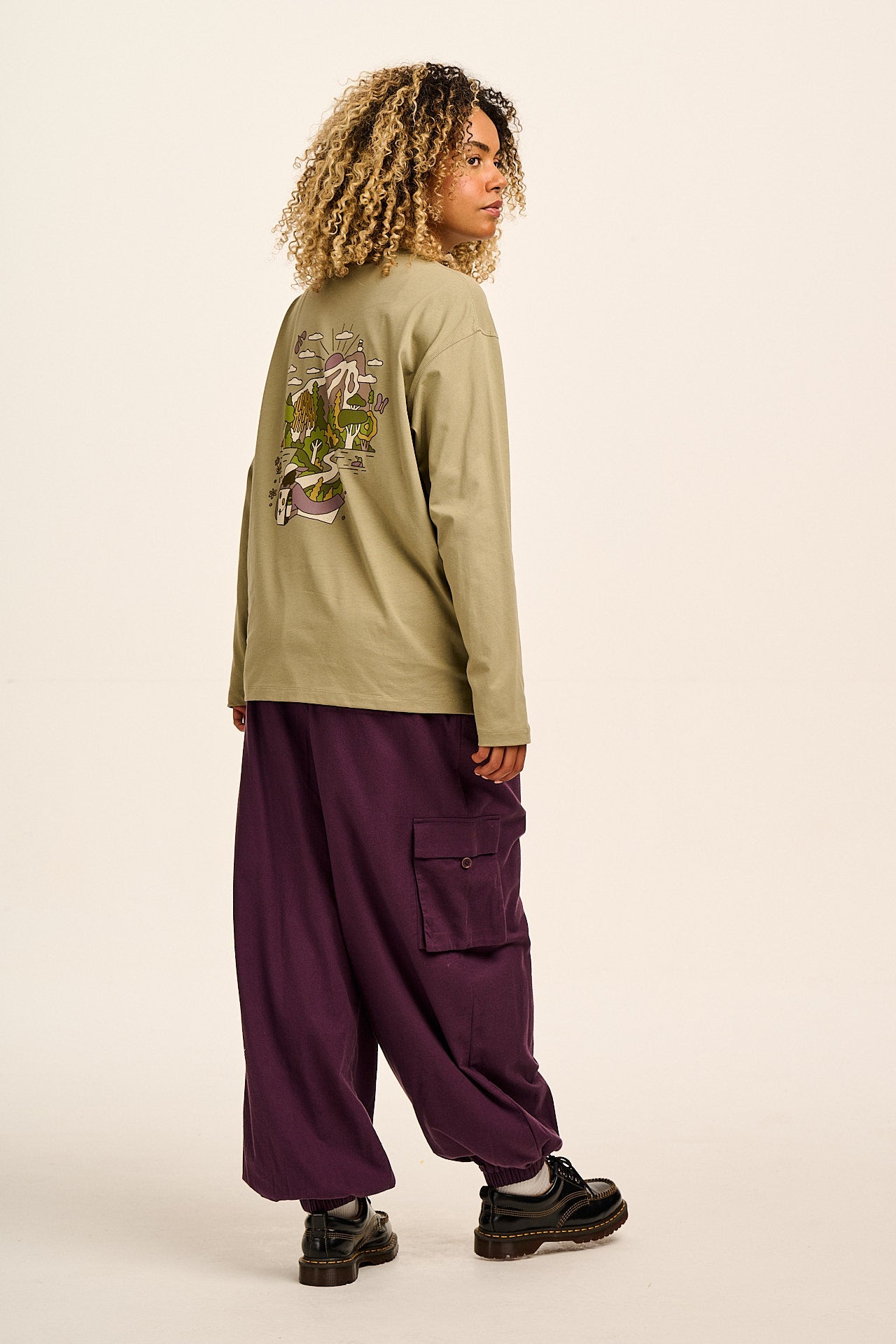 Murat - Long Sleeve Lightweight Cotton Tee in Green Follow Trails Print