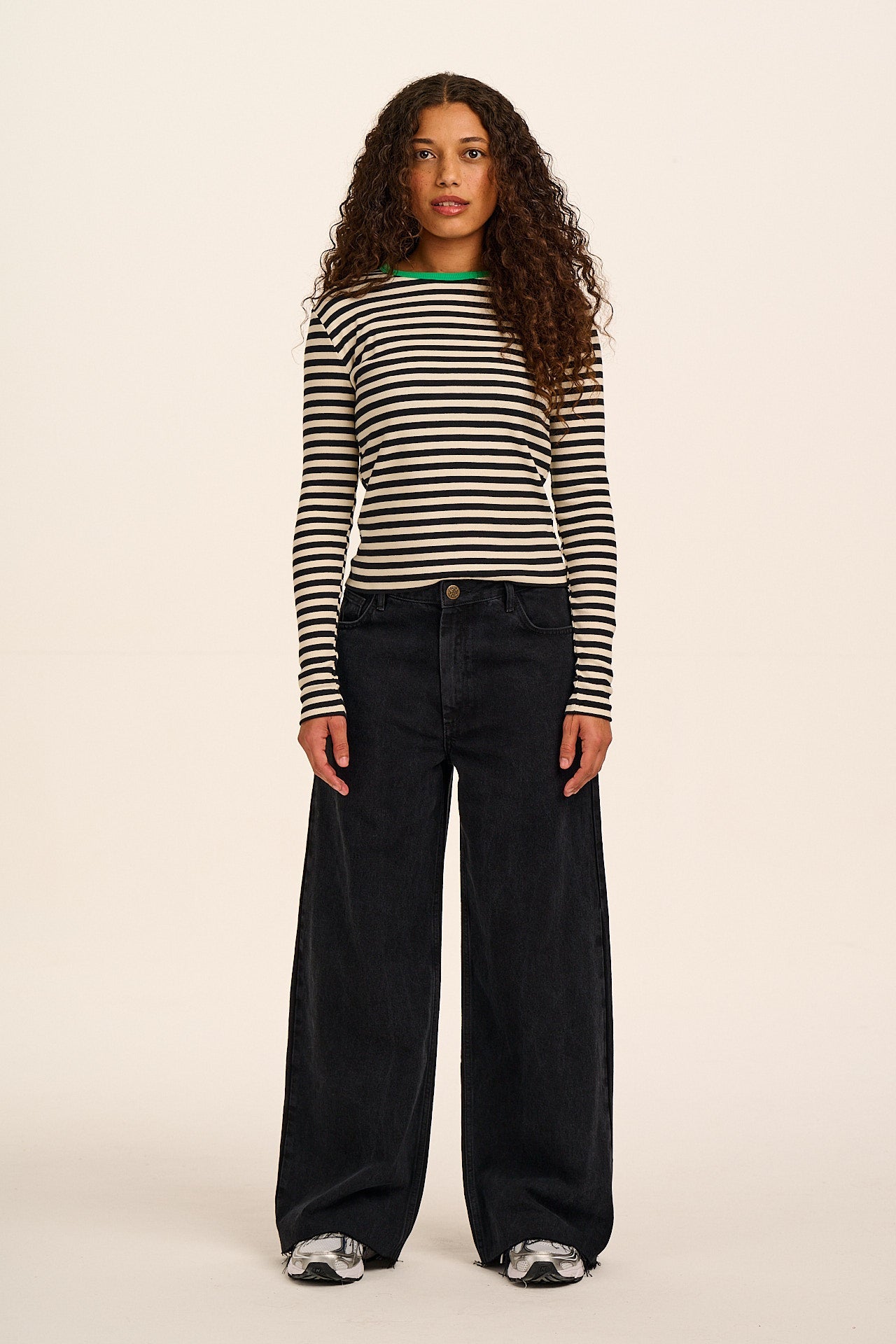 Carter - High Waisted Denim Jeans in Washed Black