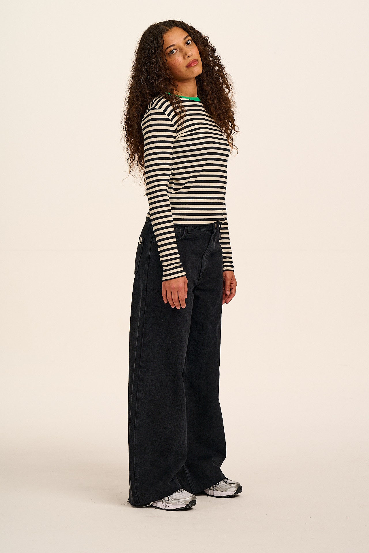 Carter - High Waisted Denim Jeans in Washed Black