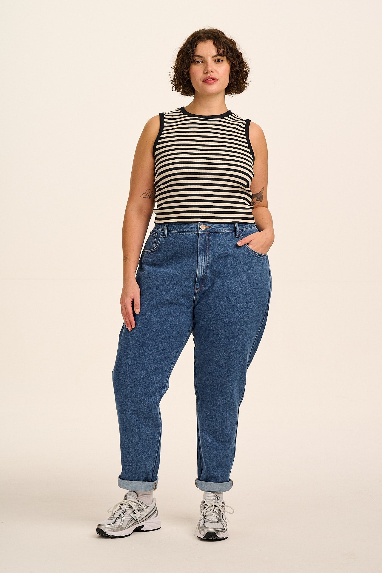 Dana - Mom Denim Jeans in Mid Wash Blue