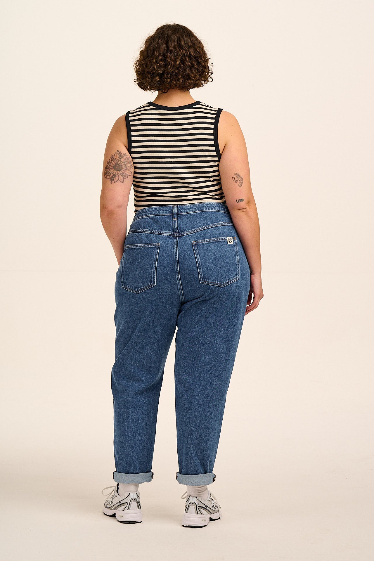 Dana - Mom Denim Jeans in Mid Wash Blue