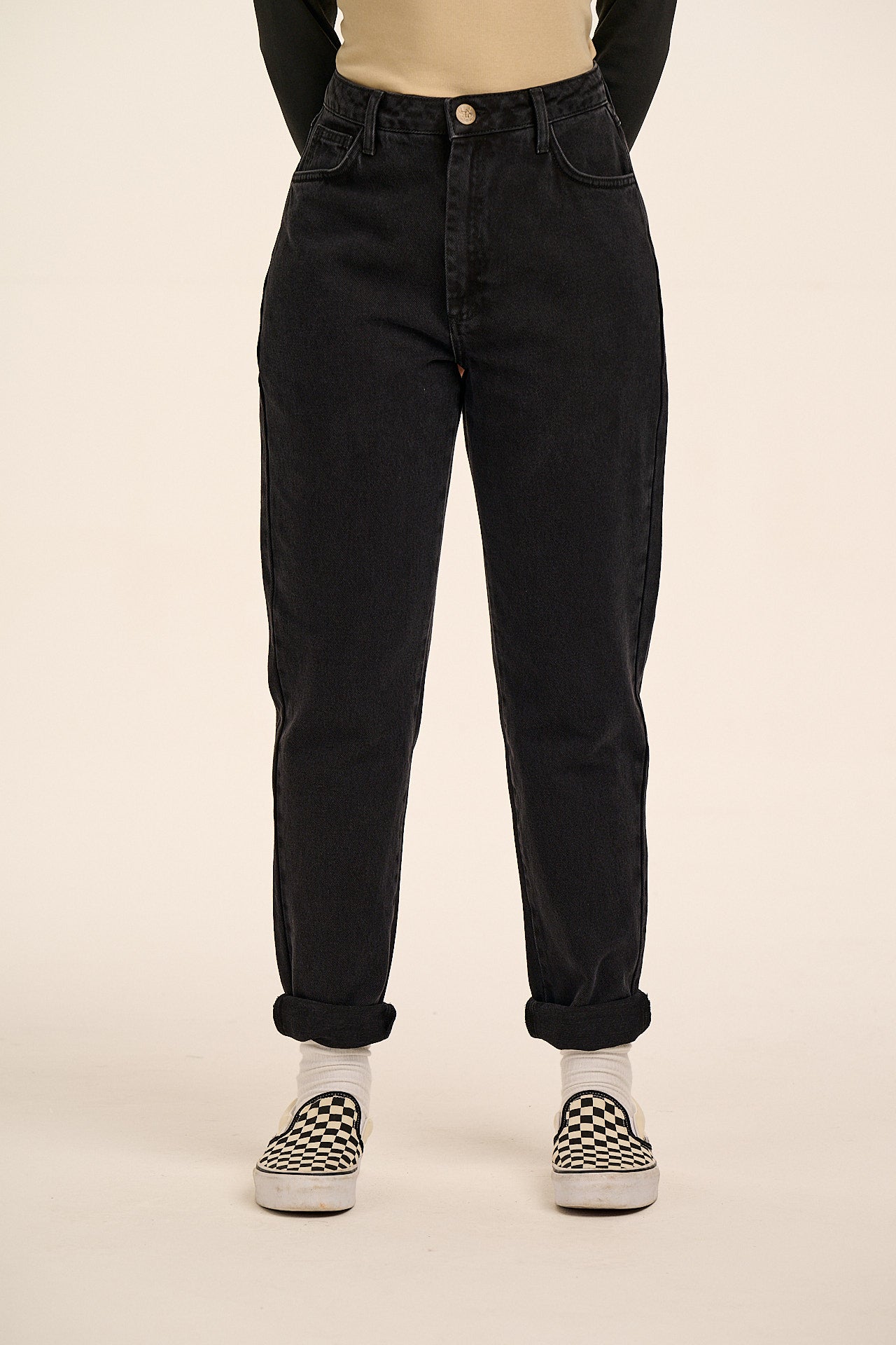 Dana  - Mom Denim Jeans in Washed Black