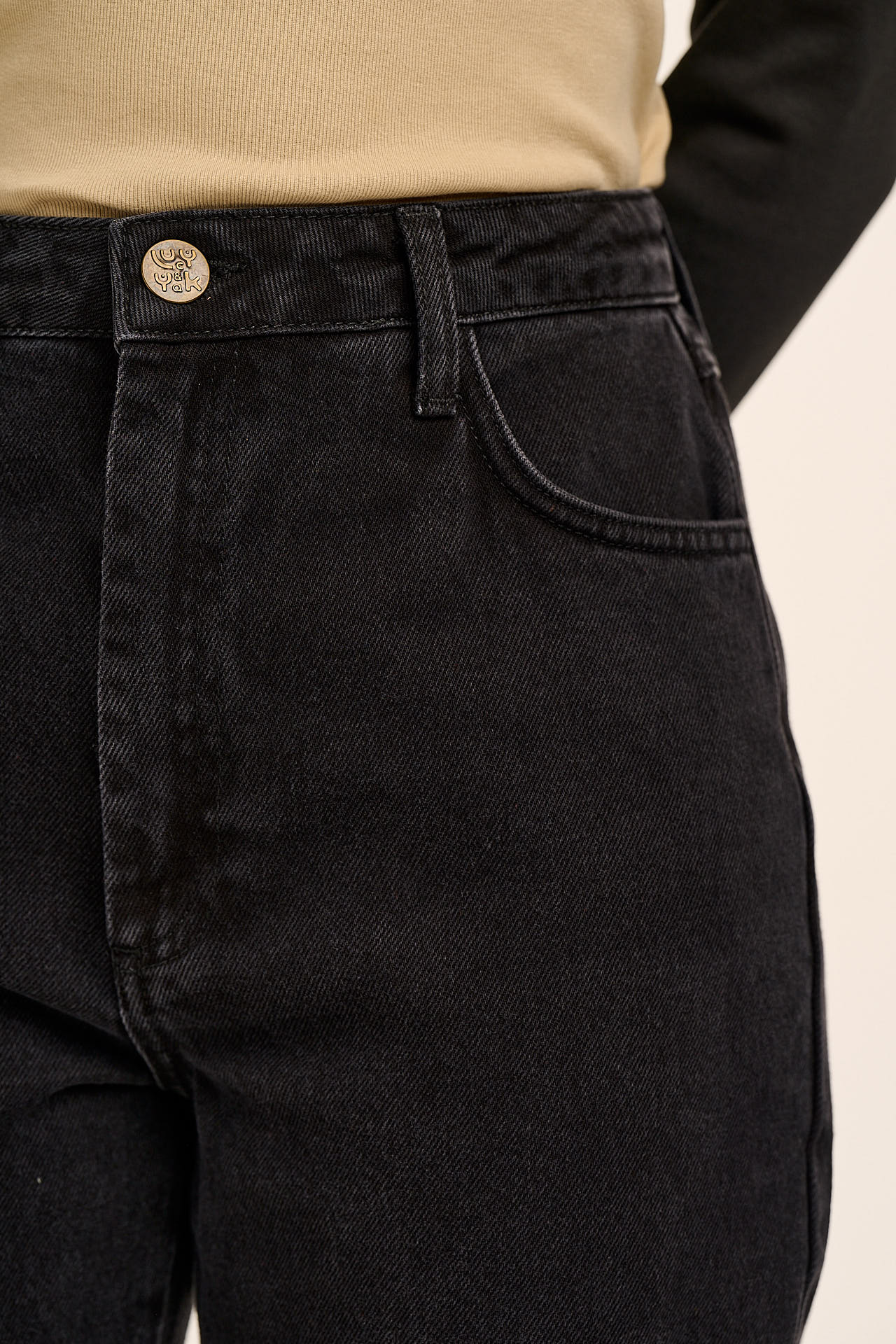 Dana  - Mom Denim Jeans in Washed Black