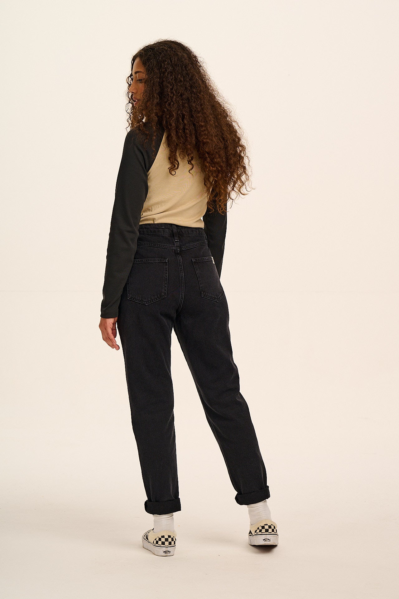 Dana  - Mom Denim Jeans in Washed Black