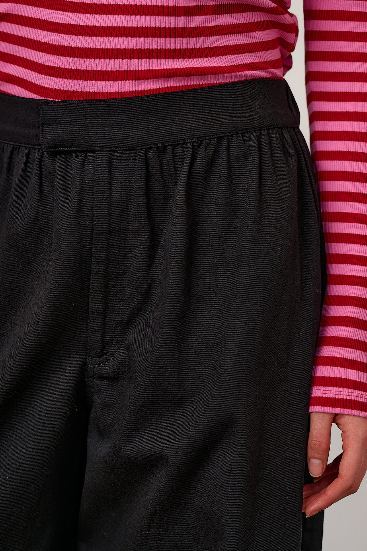 Beau - Barrel Leg Cotton Trousers in Black