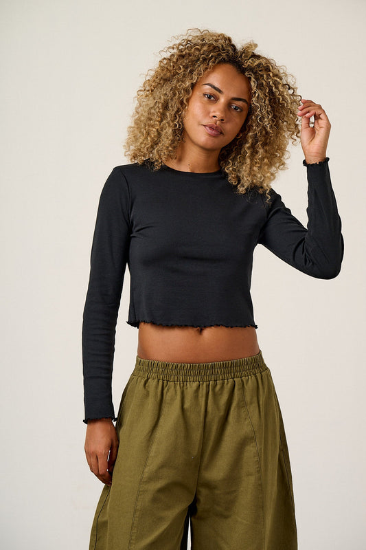 Hansel - Long Sleeve Cotton Crop Top in Black