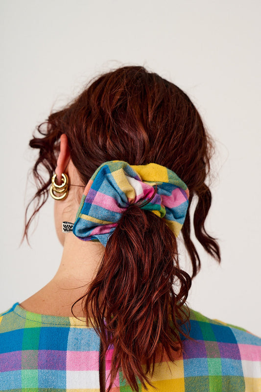 Mimmi - Oversized Scrunchie in Reversible Rainbow Check